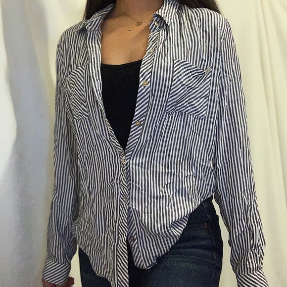 NWOT GUESS BUTTON DOWN - Picture 5 of 5